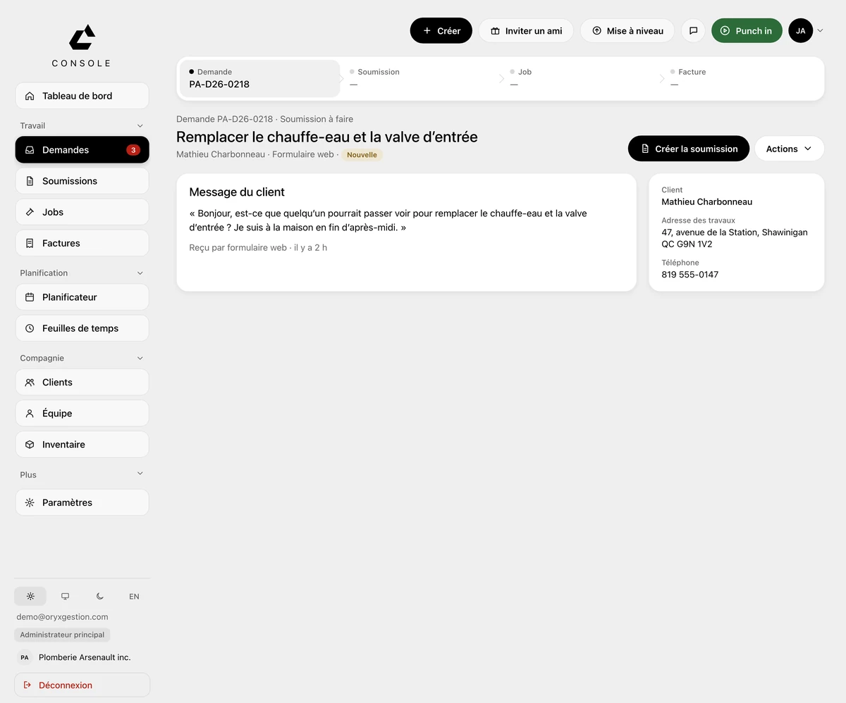 Fiche d'une demande dans ORYX Console : la chaîne Demande, Soumission, Job, Facture en haut, la carte « Message du client » reçue par formulaire web, le nom du client, l'adresse des travaux et le téléphone dans la colonne de droite, et les boutons « Créer la soumission » et « Actions ».