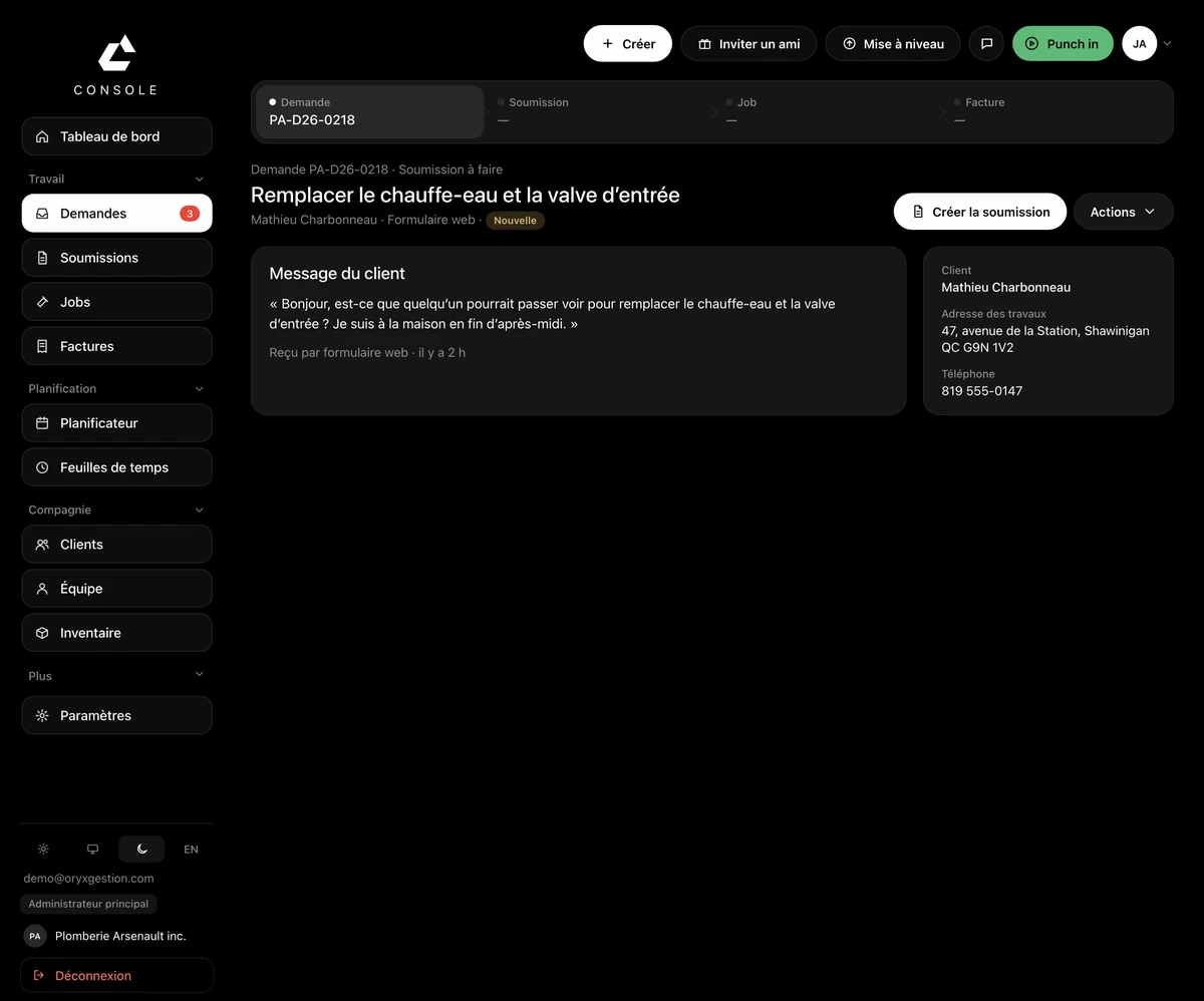 Fiche d'une demande dans ORYX Console : la chaîne Demande, Soumission, Job, Facture en haut, la carte « Message du client » reçue par formulaire web, le nom du client, l'adresse des travaux et le téléphone dans la colonne de droite, et les boutons « Créer la soumission » et « Actions ».